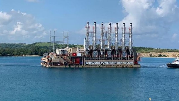 Central eléctrica flotante en la Bahía de La Habana.